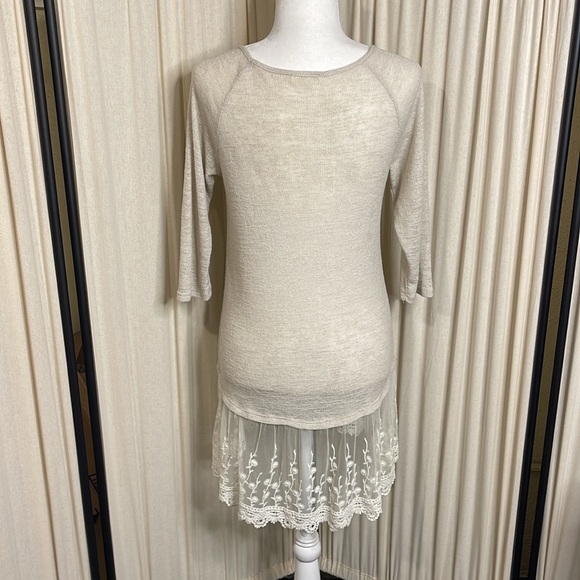 EUC- HI- BEAM CREAM LACE AND EMBROIDERED BLOUSE S-M - Picture 7 of 11